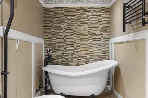 Bath - 14949 Saunders Rd, Pecatonica, IL 61063 photo 9 of 10