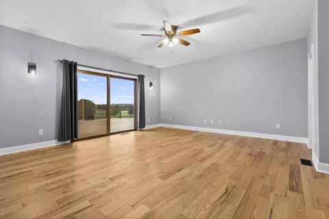 Living - 14949 Saunders Rd, Pecatonica, IL 61063 photo 5 of 8