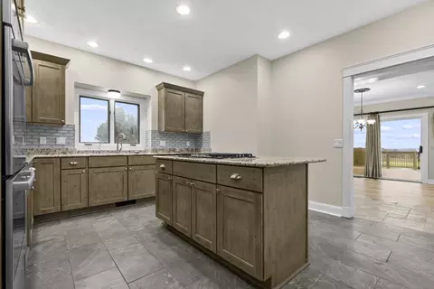 Kitchen - 14949 Saunders Rd, Pecatonica, IL 61063 photo 6 of 10