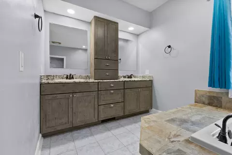 Bath - 14949 Saunders Rd, Pecatonica, IL 61063 photo 3 of 10