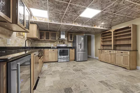 Kitchen - 14949 Saunders Rd, Pecatonica, IL 61063 photo 8 of 10
