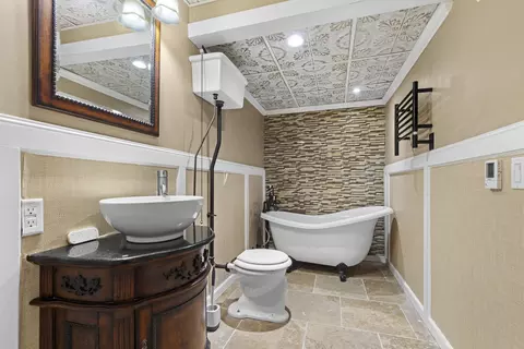 Bath - 14949 Saunders Rd, Pecatonica, IL 61063 photo 8 of 10