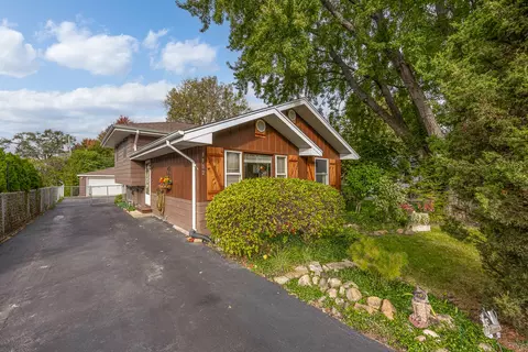 3902 N Adams St, Westmont, IL 60559