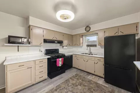Kitchen - 70 E Craig Dr, Chicago Heights, IL 60411 photo 2 of 2