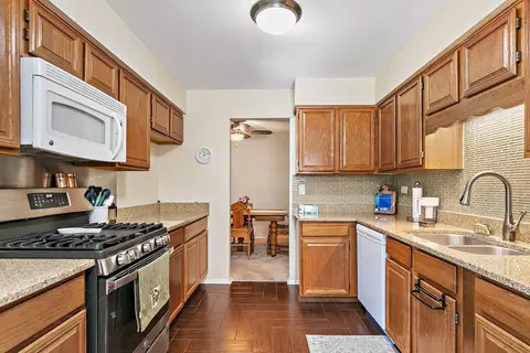 Kitchen - 3 Creekside Cir #B, Elgin, IL 60123 photo 3 of 3