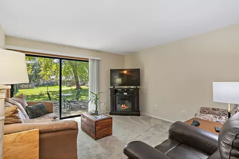 Living - 3 Creekside Cir #B, Elgin, IL 60123 photo 1 of 3