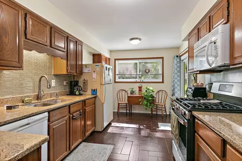 Kitchen - 3 Creekside Cir #B, Elgin, IL 60123 photo 1 of 3