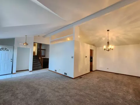 Living - 4653 146th St, Midlothian, IL 60445 photo 2 of 6