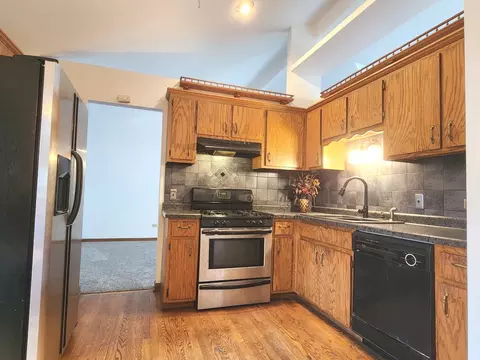 Kitchen - 4653 146th St, Midlothian, IL 60445 photo 2 of 2