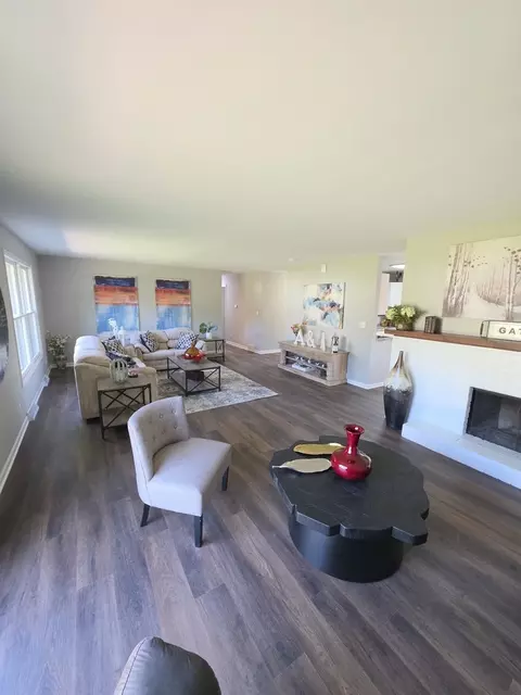 Living - 2059 Robert St, Aurora, IL 60506 photo 3 of 4