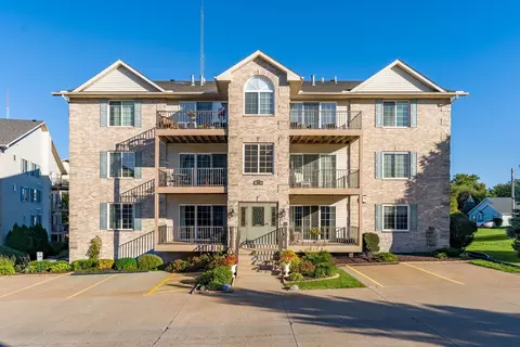 3052 Holiday Ct #5, Bettendorf, IA 52722