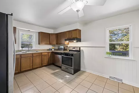 Kitchen - 9507 Alden Rd, Harvard, IL 60033 photo 2 of 2