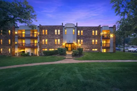 2214 Country Club Dr #21A, Woodridge, IL 60517