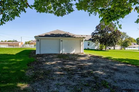 Exterior - 406 E Cherry St, Chatsworth, IL 60921 photo 5 of 13