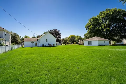 Exterior - 406 E Cherry St, Chatsworth, IL 60921 photo 12 of 13