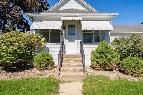 Exterior - 406 E Cherry St, Chatsworth, IL 60921 photo 2 of 13