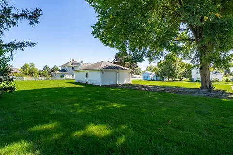 Exterior - 406 E Cherry St, Chatsworth, IL 60921 photo 6 of 13