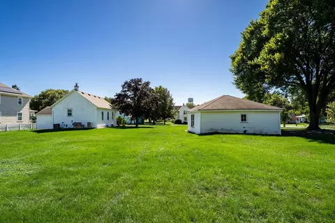 Exterior - 406 E Cherry St, Chatsworth, IL 60921 photo 4 of 13