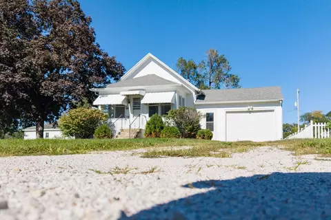 Exterior - 406 E Cherry St, Chatsworth, IL 60921 photo 9 of 13