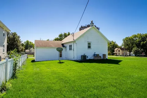 Exterior - 406 E Cherry St, Chatsworth, IL 60921 photo 3 of 13