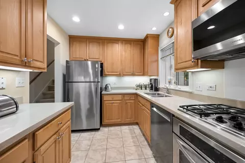 Kitchen - 90 Park Ln, Lake Bluff, IL 60044 photo 1 of 3