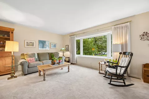 Living - 90 Park Ln, Lake Bluff, IL 60044 photo 1 of 3