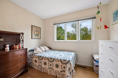 Bedroom - 90 Park Ln, Lake Bluff, IL 60044 photo 3 of 3