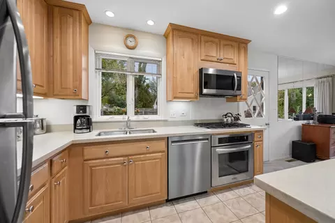 Kitchen - 90 Park Ln, Lake Bluff, IL 60044 photo 2 of 3