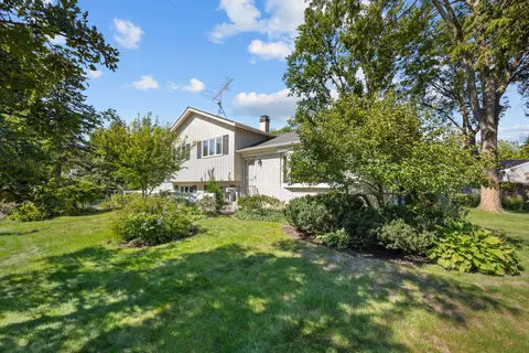 Exterior - 90 Park Ln, Lake Bluff, IL 60044 photo 3 of 7