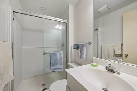 Bath - 90 Park Ln, Lake Bluff, IL 60044 photo 2 of 2