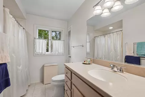 Bath - 90 Park Ln, Lake Bluff, IL 60044 photo 1 of 2