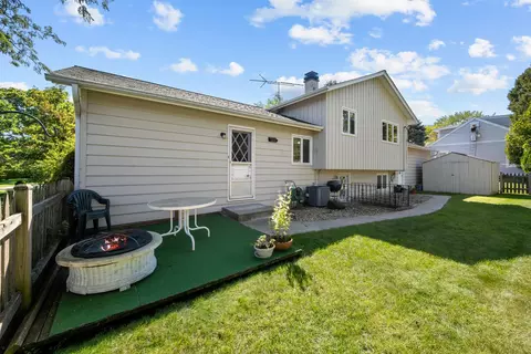 Exterior - 90 Park Ln, Lake Bluff, IL 60044 photo 4 of 7