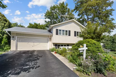Exterior - 90 Park Ln, Lake Bluff, IL 60044 photo 2 of 7