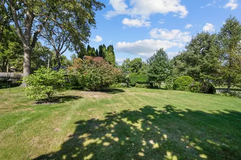 Exterior - 90 Park Ln, Lake Bluff, IL 60044 photo 6 of 7