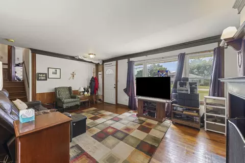 Living - 1 N043 Darling St, Carol Stream, IL 60188 photo 2 of 2
