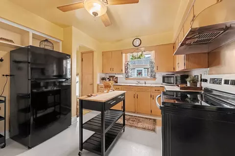Kitchen - 18525 Miller Dr, Lansing, IL 60438 photo 2 of 4