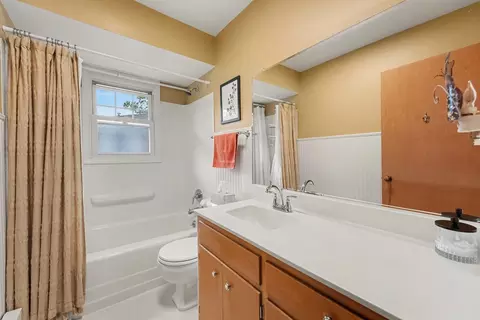 Bath - 18525 Miller Dr, Lansing, IL 60438 photo 1 of 1