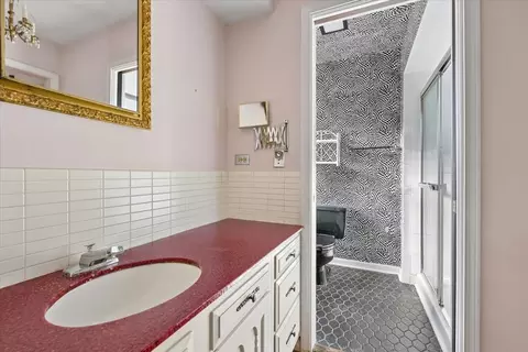 Bath - 937 Sutton Dr, Northbrook, IL 60062 photo 2 of 3