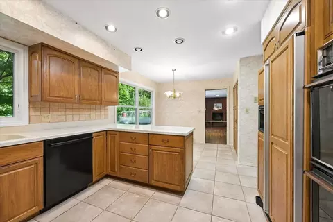 Kitchen - 937 Sutton Dr, Northbrook, IL 60062 photo 2 of 2