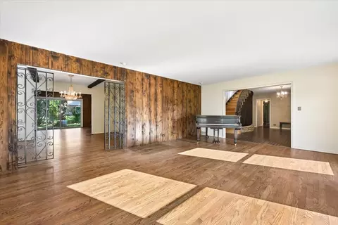 Living - 937 Sutton Dr, Northbrook, IL 60062 photo 2 of 5