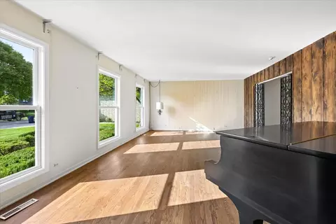 Living - 937 Sutton Dr, Northbrook, IL 60062 photo 1 of 5