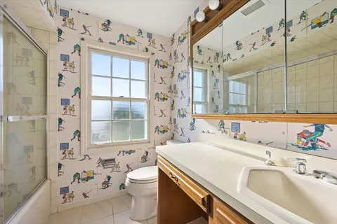Bath - 937 Sutton Dr, Northbrook, IL 60062 photo 1 of 3