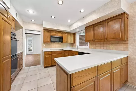 Kitchen - 937 Sutton Dr, Northbrook, IL 60062 photo 1 of 2