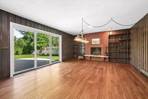 Living - 937 Sutton Dr, Northbrook, IL 60062 photo 4 of 5