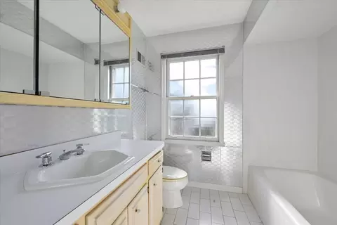 Bath - 937 Sutton Dr, Northbrook, IL 60062 photo 3 of 3
