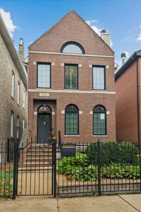 2332 W Dickens Ave, Chicago, IL 60647