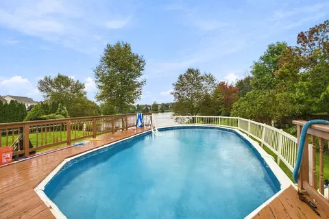 Exterior - 304 Edgewood Dr, Minooka, IL 60447 photo 6 of 8