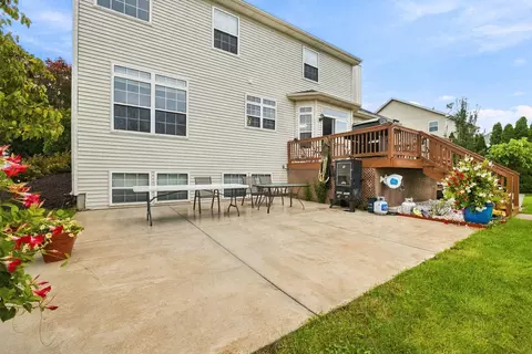 Exterior - 304 Edgewood Dr, Minooka, IL 60447 photo 5 of 8