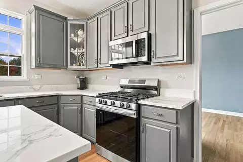 Kitchen - 304 Edgewood Dr, Minooka, IL 60447 photo 4 of 7