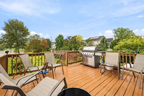 Exterior - 304 Edgewood Dr, Minooka, IL 60447 photo 4 of 8